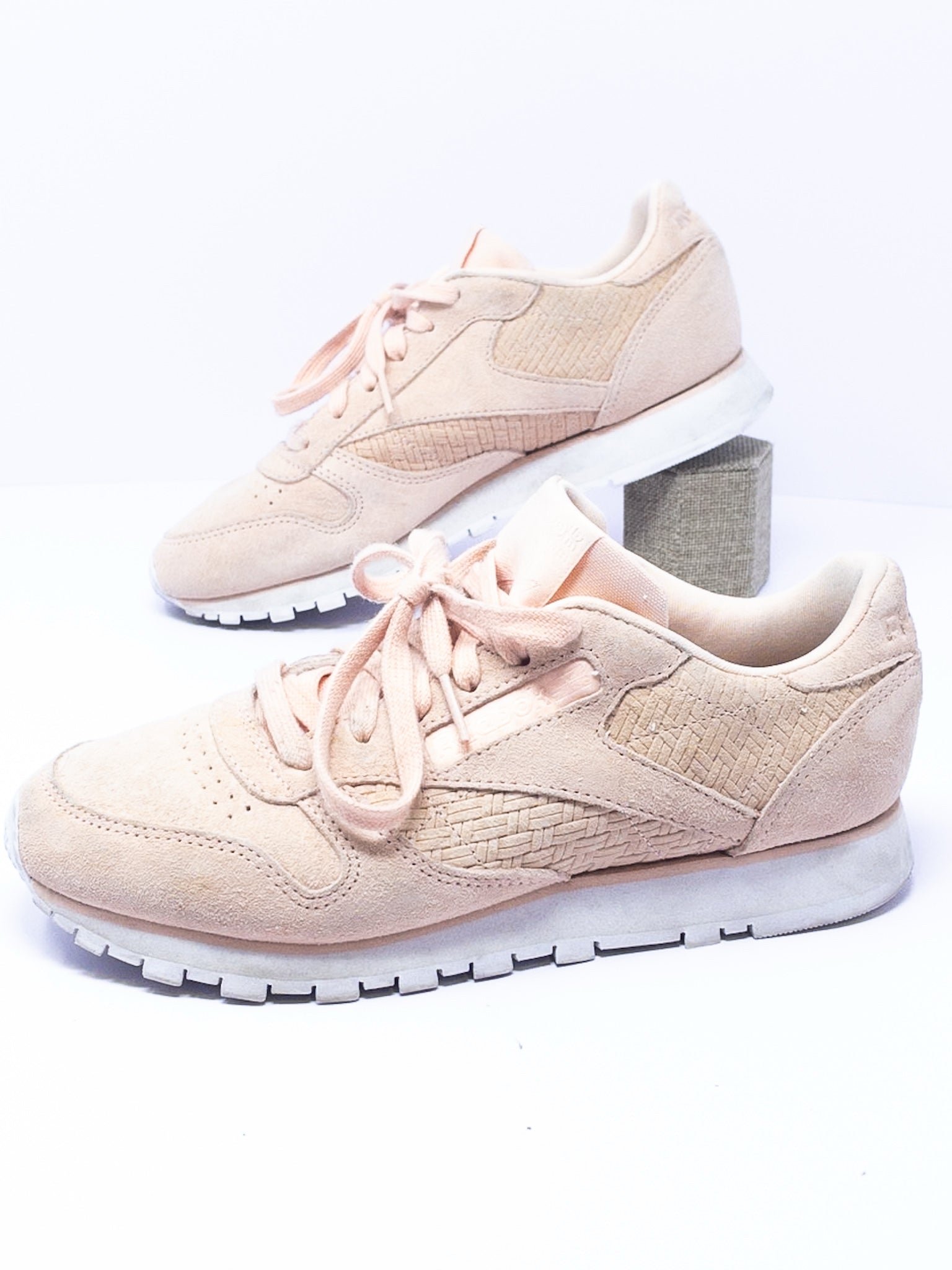 Reebok Pale Peach Tie Fabric 6.5 Sneakers
