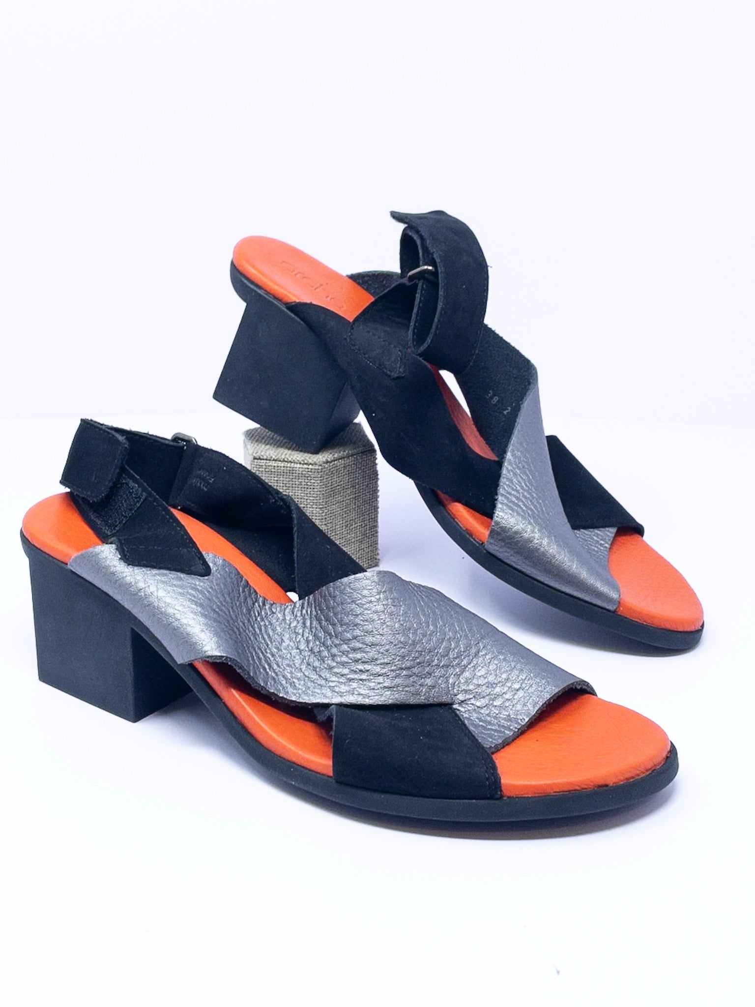 Arche Black Gray Metallic Leather 8 Sandals